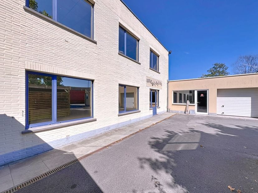 Benaderende OPPERVLAKTEN:<br />
Constructie - bewoonbare oppervlakten<br />
Kantoor: 124 m²<br />
Magazijn: 630 m²<br />
<br />
Grondoppervlakte<br />