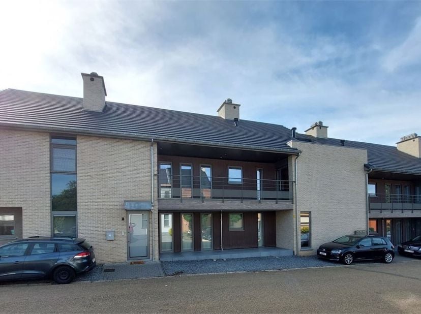 Ondergrondse autostandplaats te koop in Villa Bellini, in het centrum van Zolder. Inrit gelegen aan de Pastoor Sakstraat, lift aanwezig in de resident