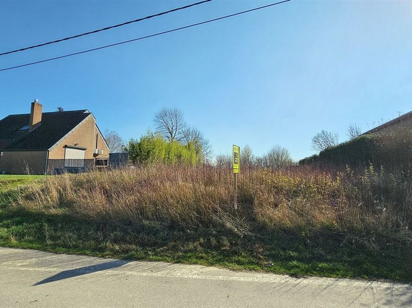 Terrain à bâtir de 20 ares 35 ca proposant 15 mètres de façade.<br />
Se situe en zone d'habitat à caractère rural sur l'avant et en zone agricole pou