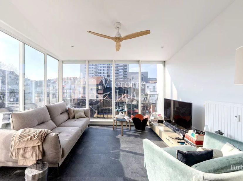Zeer mooi en charmant appartement met veel lichtinval, ideaal gelegen in een herenwoning naar het ontwerp van Gustave Strauven, tussen de Louizalaan e