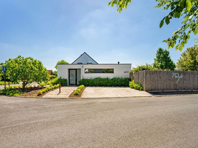 Knappe eigentijdse villa met zwemvijver én praktijkruimte waar wonen en werken perfect gecombineerd kan worden dankzij de extra praktijkruimte !<br />