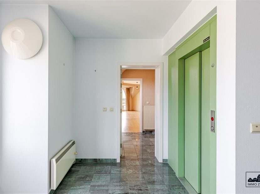 BEZOEKDAG: enkel op afspraak<br />
Ontdek dit lichtrijke appartement in het hart van Hamme, gelegen op een absolute toplocatie vlakbij winkels, horeca