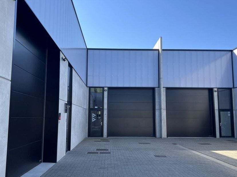 259m² recent magazijn met 2 parkings te huur <br />
Ligging: aan de ingang van het KMO industriepark Hoogveld, vlakbij de N47 (Lokeren-Aalst) met vlot