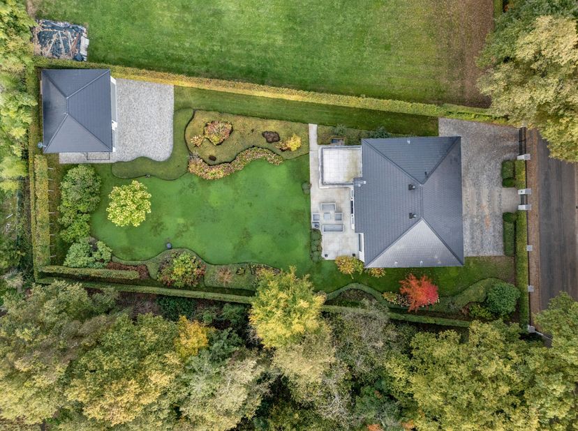 Deze exclusieve villa biedt een unieke combinatie van elegantie en hedendaags comfort. De prachtig aangelegde en omheinde tuin maakt het helemaal comp