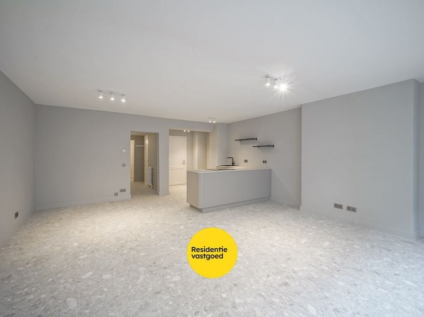 In een verzorgde residentie in Oostende vindt u dit volledig gerenoveerde en smaakvol ingerichte appartement, gerenoveerd in 2026. Zowel de gevel als