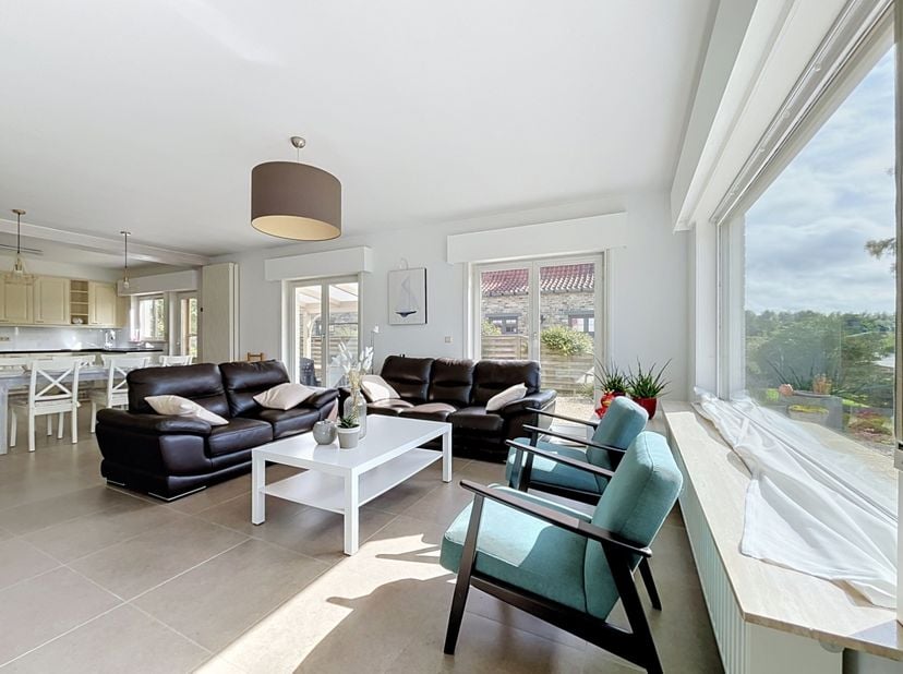 Deze woning is rustig gelegen in een doodlopend straatje, en is perfect voor gezinnen of als tweede verblijf (wordt momenteel verhuurd als vakantiewon