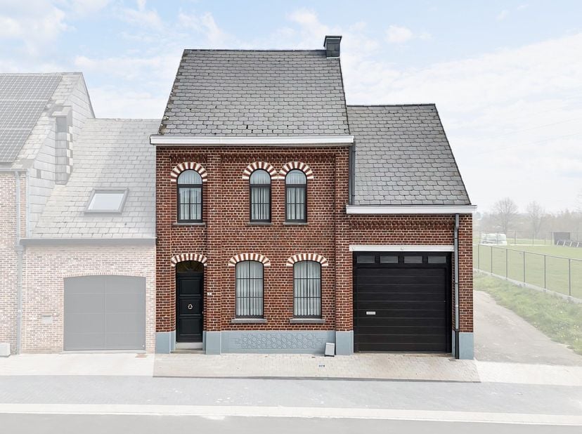 Op een goede ligging in Denderhoutem bevindt zich deze goed onderhouden halfopen bebouwing op een perceel van 704 m². Winkels, scholen en openbaar ver