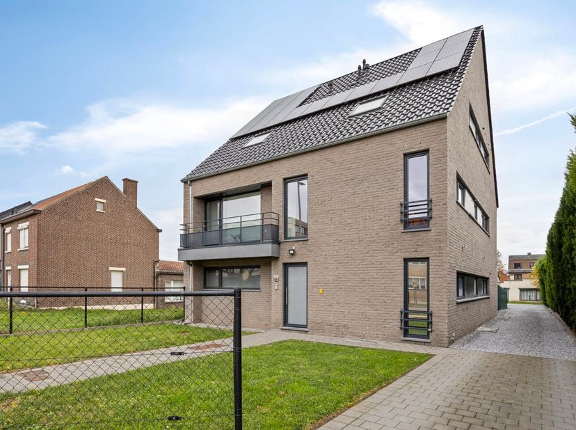 PRACHTIG AFGEWERKT, MODERN EN ENERGIEZUINIG DUPLEX-APPARTEMENT MET 2 VOLWAARDIGE SLAAPKAMERS, RUIM EN ZONOVERGOTEN TERRAS, AUTOSTANDPLAATS EN TUINBERG