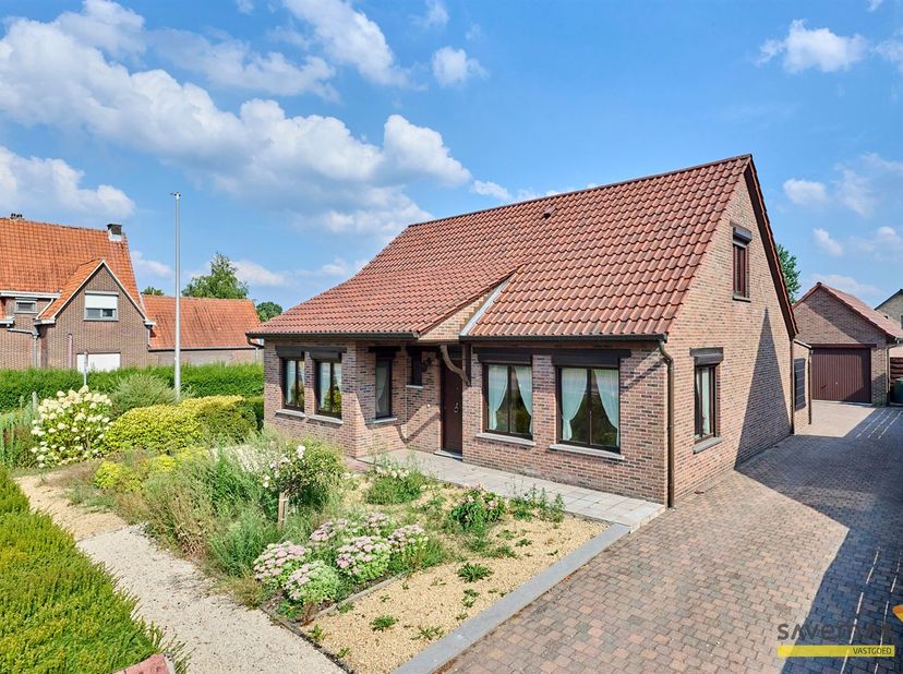 Cette maison de plain-pied est véritablement prête à emménager<br />
<br />
Au rez-de-chaussée, on trouve, comme d'habitude, le hall d'entrée, le salo