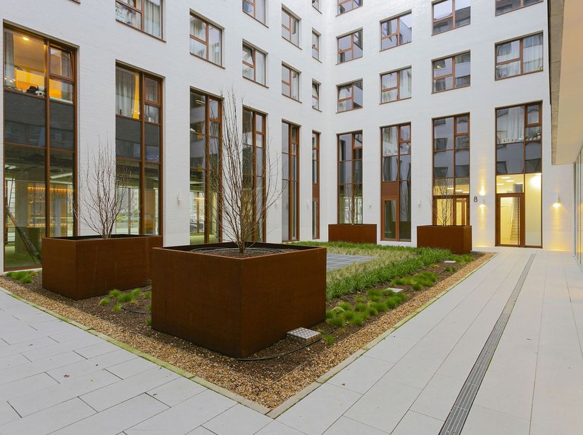 Goed en centraal gelegen, vlak bij de Antwerpse studentenwijk, bevindt zich deze volledig ingerichte studentenkamer in Campus Eilandje met een netto r