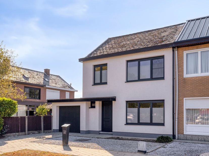 Verzorgde halfopen bebouwing met 3 slaapkamers, garage en tuin.<br />
 Gelegen in rustige, kindvriendelijke woonwijk te Ruisbroek. Vlotte bereikbaarh