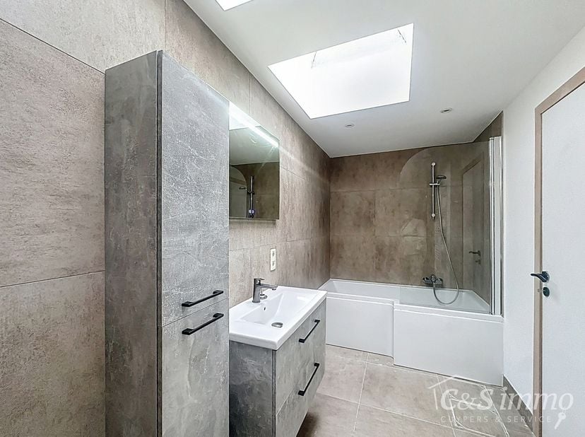 Op zoek naar een woning met potentieel op een centrale ligging? Deze te renoveren woning in Merksem biedt tal van mogelijkheden voor wie graag zijn ei