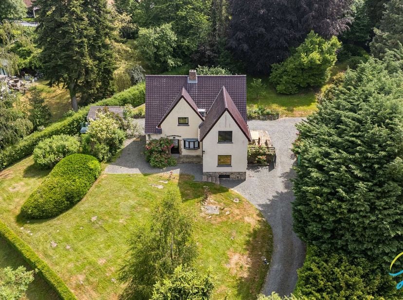 Cette charmante maison dotée d'un grand jardin bénéficie d'un emplacement unique à Geraardsbergen. Située en périphérie de la ville, à proximité des é