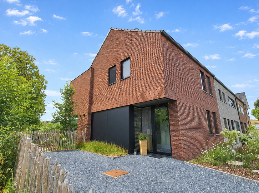 Située dans la calme et conviviale Tumkestraat à Vreren (Tongres), cette maison moderne de 2022 est prête à accueillir votre famille. Grâce à sa finit