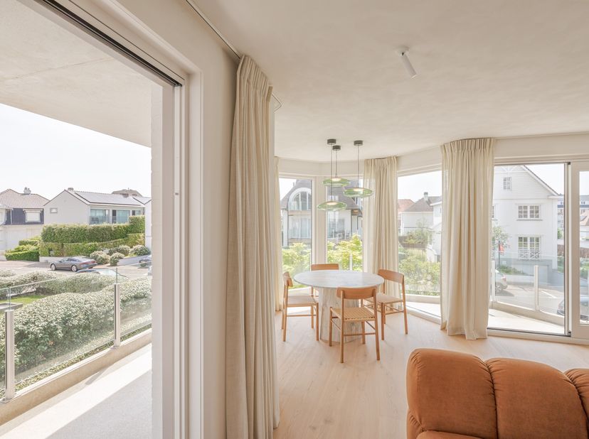 In een charmante villaresidentie aan het Albertstrand bevindt zich dit volledig gerenoveerde appartement, op een uitzonderlijke locatie vlak bij het Z