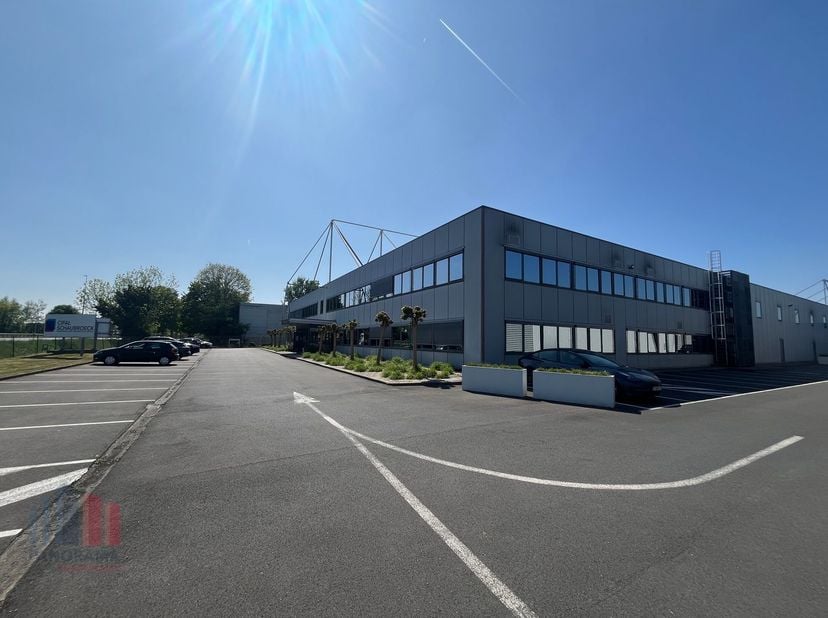 Deze kantoorruimte profiteert van een topligging met maximale visibiliteit langs de N60. De locatie biedt een vlotte verbinding richting Gent, Oudenaa