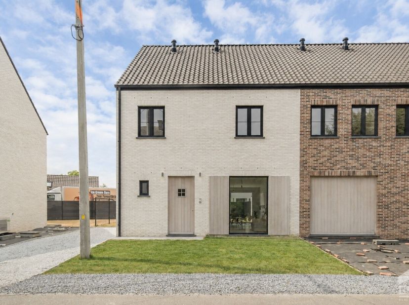 Aankoop aan 6% btw mogelijk! Knappe nieuwbouwwoning met 3 slaapkamers en tuin, centraal gelegen in Geetbets. Voor meer info ga naar https://www.era.be