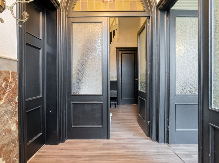 In Ieper, op een steenworp van de Grote Markt, bevindt zich deze grotendeels gerenoveerde halfopen herenwoning met een indrukwekkende bruikbare vloero