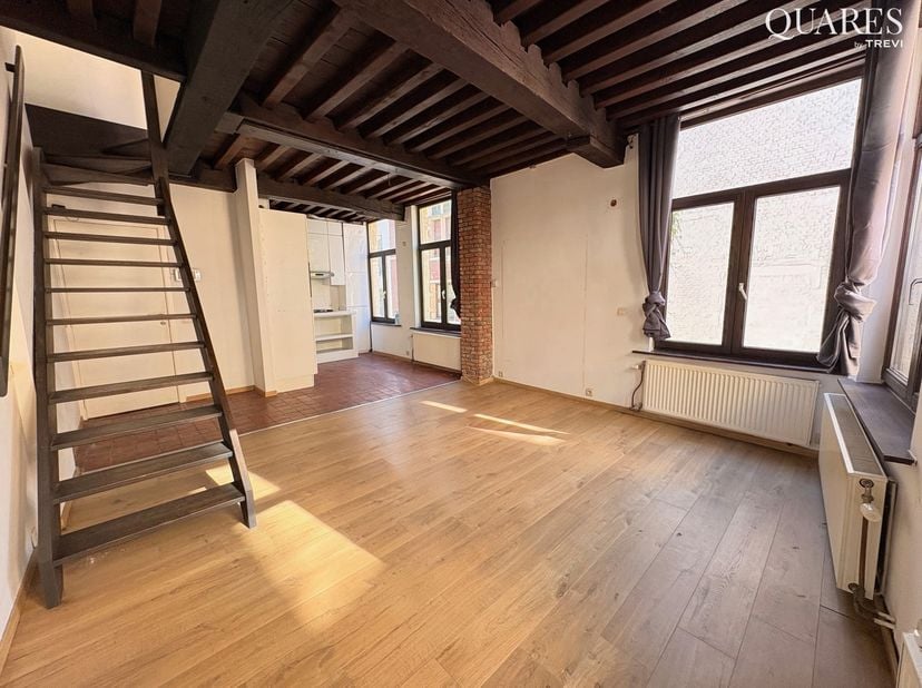 Quares - TREVI Groep presenteert :<br />
Charmante duplex nabij de Vrijdagmarkt!<br />
Dit duplex appartement is gelegen op de 1ste en 2de verdieping
