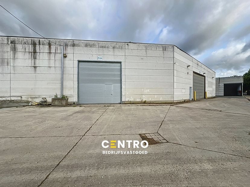 OPPERVLAKTEN:<br />
Constructie - bewoonbare oppervlakten<br />
Magazijn: ± 700 m²<br />
Parking voor de loods<br />
<br />
INDELING:<br />
Magazijn:<