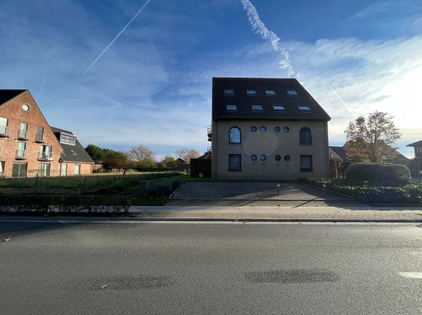 Langsheen de Lamstraat (hoek Lamstraat  Kouterstraat) in Merelbeke-Melle, vinden we deze autostaanplaats (nr. 5).<br />
Strategisch goed gelegen: op k