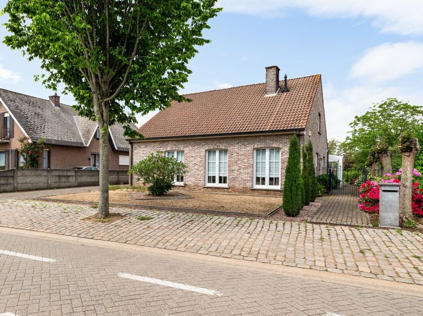 Laagbouwwoning op 13a 86ca<br />
<br />
Deze woning dateert van 1992 en bevindt zich in een goede staat van onderhoud.<br />
<br />
Ligging: Rusti