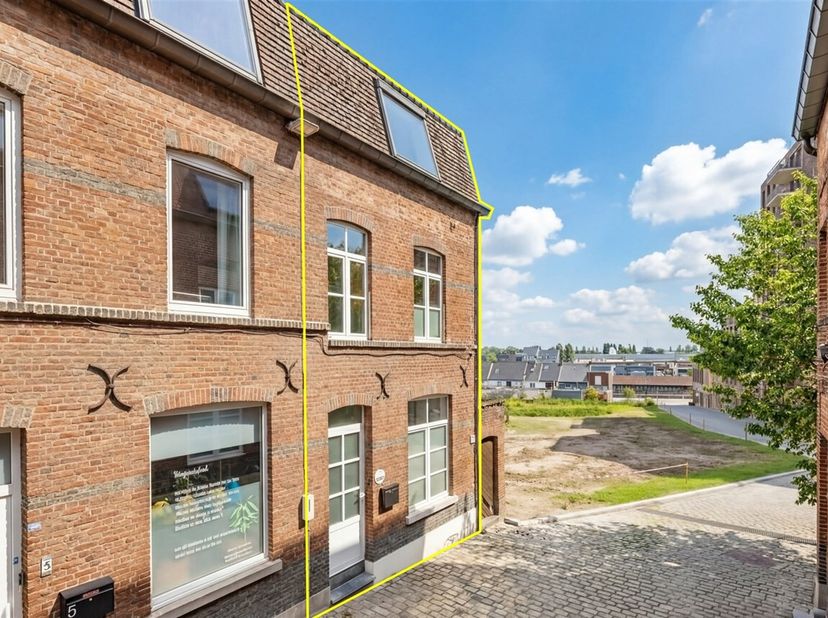 BEZOEKMOMENT NA AFSPRAAK: ZATERDAG 16/05: 9u00 - 12u00<br />
We treffen deze gezellige woning op een zeer leuke ligging, vlakbij de markt van Wetteren