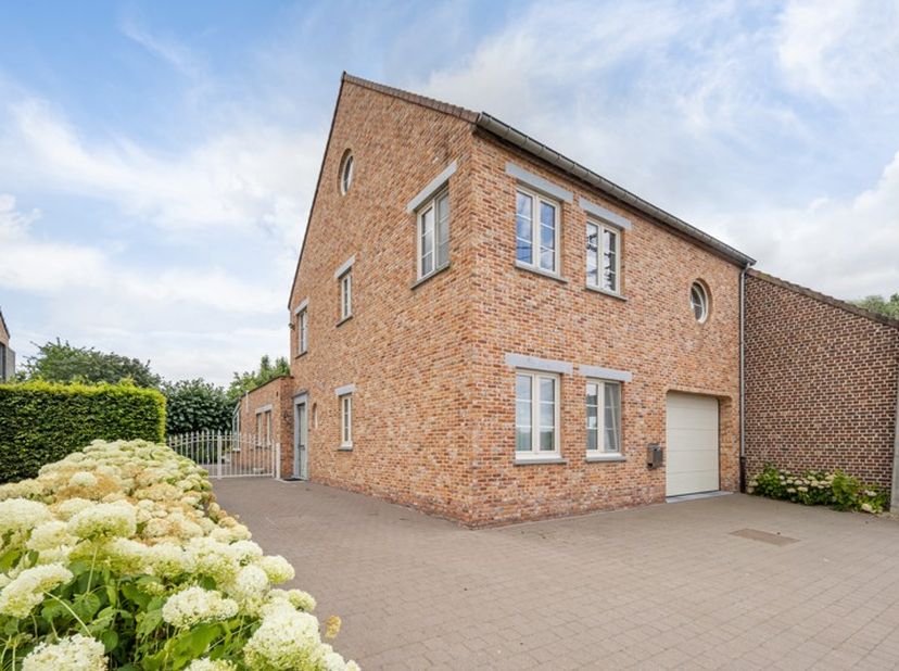 Gelegen aan de Steenweg 69A in Zoutleeuw bevindt zich deze ruime en instapklare woning waar luxe en comfort, alsook een aangename woonomgeving samenko