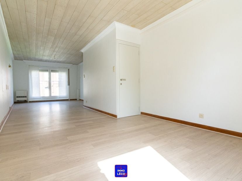 Au premier étage :<br />
Séjour ( salon, salle à manger),<br />
Cuisine attenante récente full équipée,<br />
Salle de bains (baignoire/douche, meuble