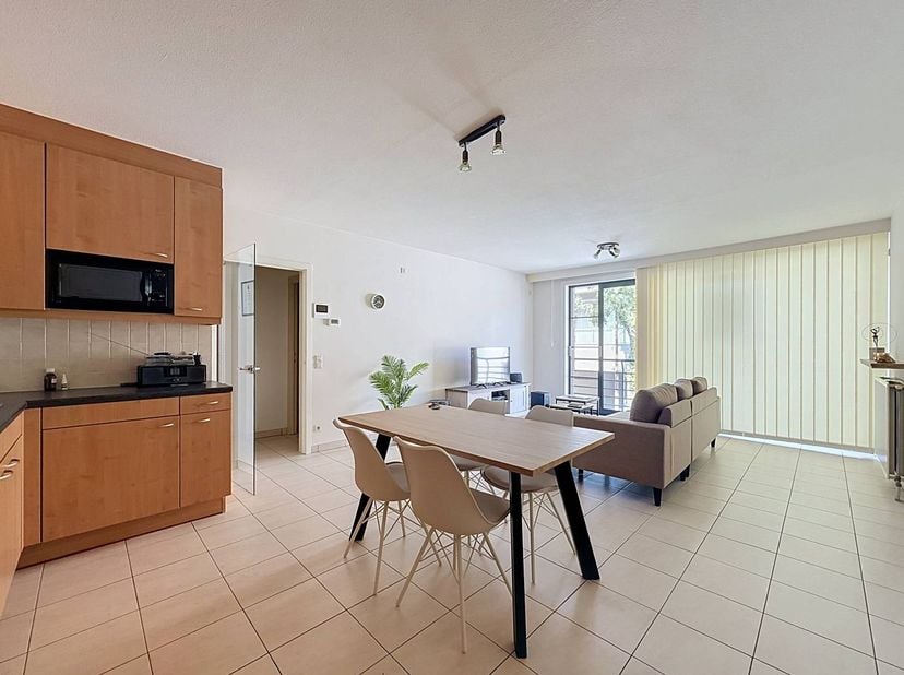 Gezellig appartement met 1 slaapkamer en aangenaam terras te huur nabij het centrum van Deerlijk. Dit appartement op de eerste verdieping is gelegen n