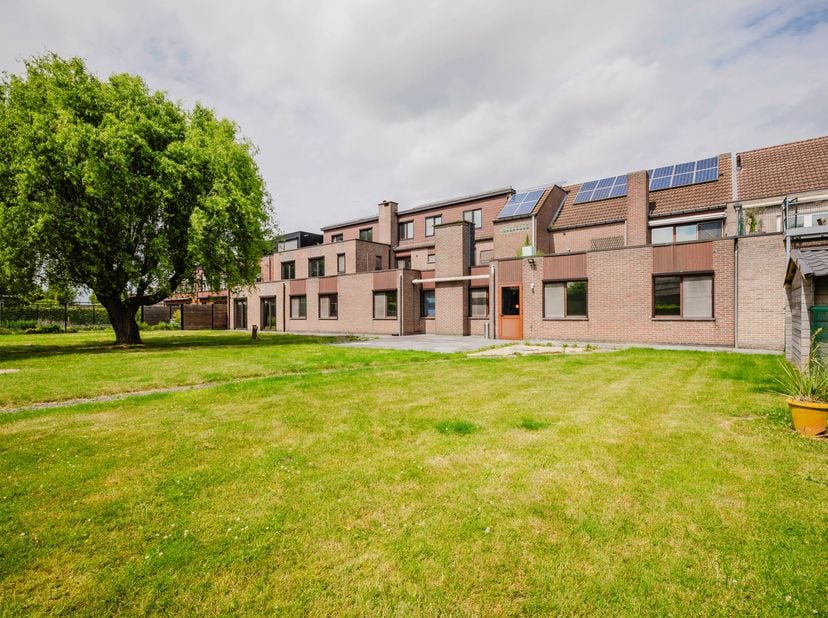 Ligging<br />
Dit voormalig rusthuis bevindt zich in woongebied en op een strategische locatie met een vlotte bereikbaarheid, een uitstekende verbindi