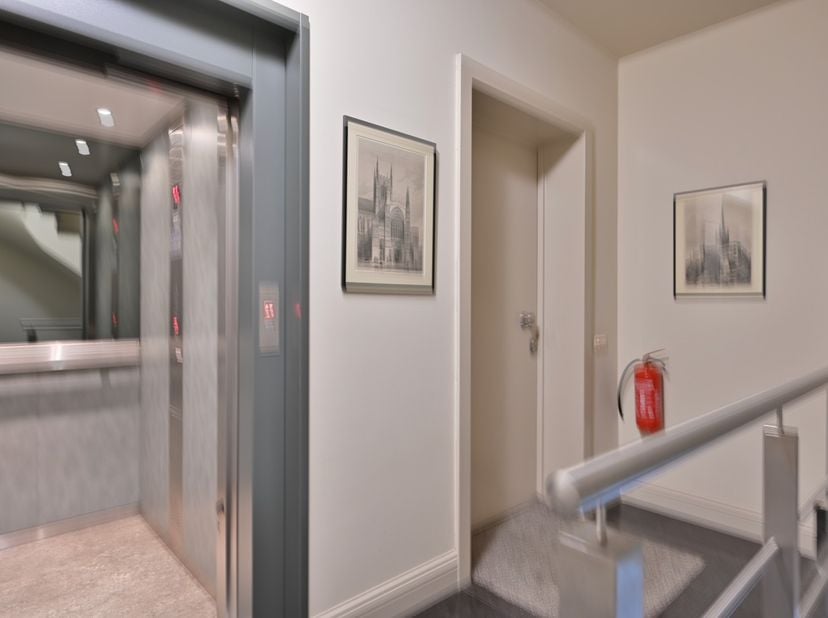 Luxe en comfortabel wonen op toplocatie in het hart van Maaseik.<br />
Welkom in dit ruime en luxueuze appartement op de eerste verdieping van een ver