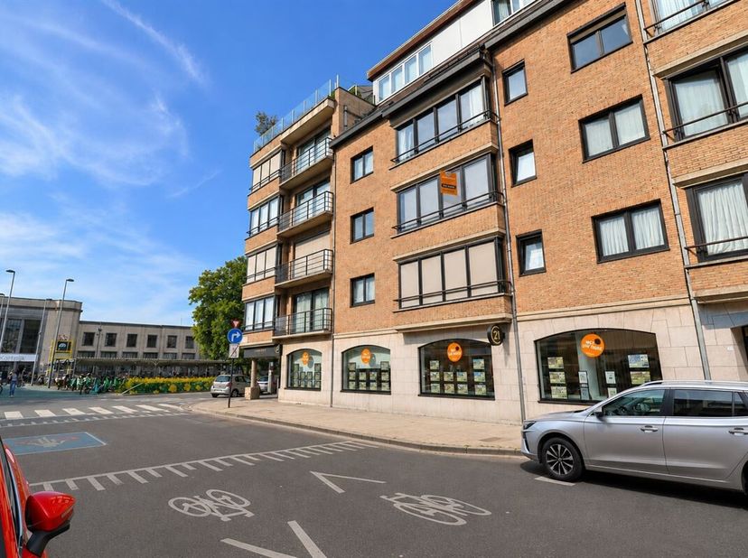BIJZONDER RUIM APPARTEMENT IN VOLLE CENTRUM<br />
Dit woonappartement komt aardig opzetten met veel ruimte veel licht en een uiterst centrale ligging,