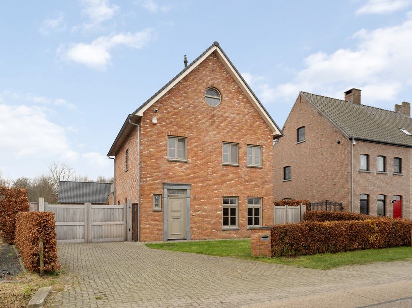 Deze instapklare woning is gelegen vlakbij de Nederlandse grens, op een zuidoost perceel van ca. 908 m². Het pand omvat oa. 3 slaapkamers, een badkame