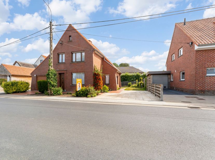 Deze kloeke en alleenstaande woning wordt u te koop aangeboden op een rustige locatie.<br />
We betreden het gelijkvloerse langs de hal met aansluiten