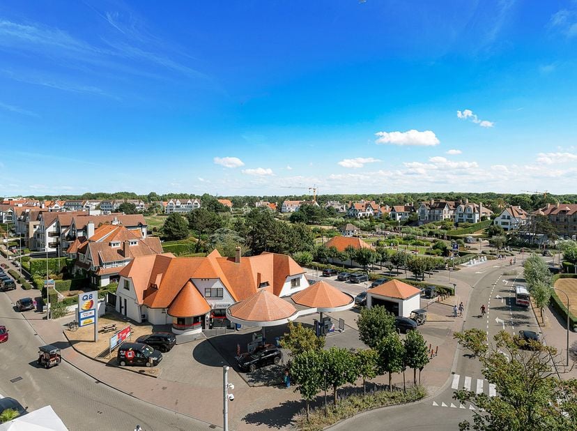 Prachtig en lichtrijk penthouse van 110 m², gelegen op de vijfde verdieping van een residentie op een uitzonderlijke ligging aan de Kustlaan, in het h