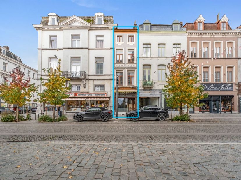 Gelegen pal in het stadscentrum, in één van de mooiste hoofdstraten van Doornik, charmante eigendom met veel potentieel. <br />
INDELING: <br />
Op de