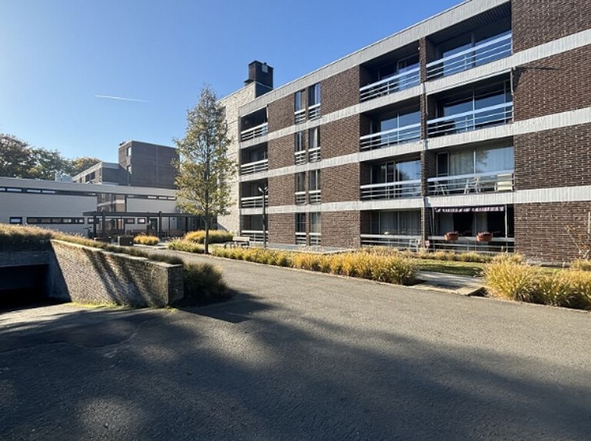 Gerenoveerde serviceflat - assistentiewoning te koop in Residentie Berkenhof in Assebroek, net buiten het centrum van Brugge en midden in een aangenam