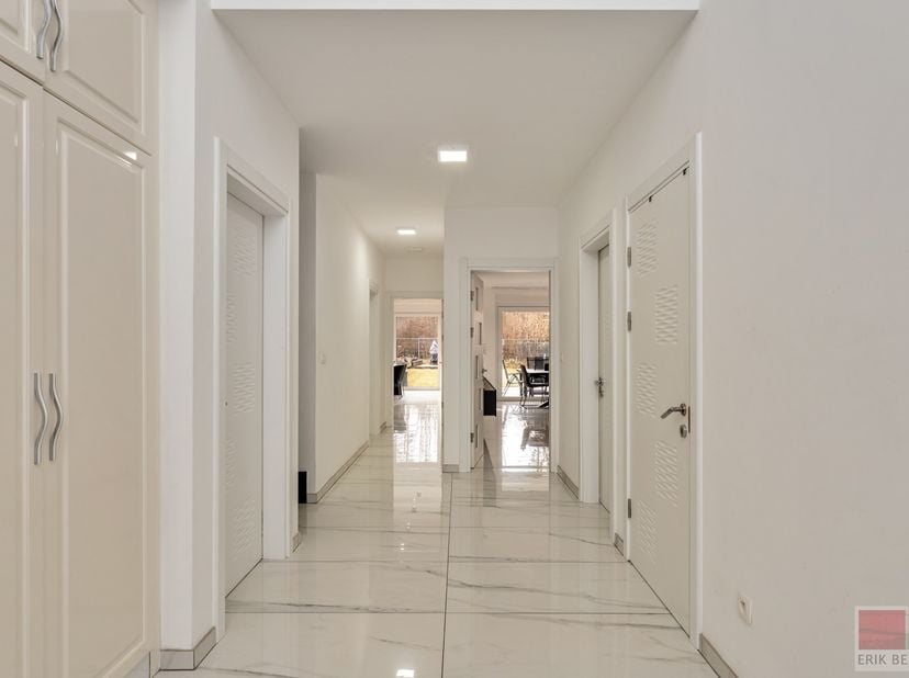 Prachtige en ruime woning met een woonoppervlakte van ca. 277 m², gebouwd in 2018 met vloerverwarming en voorzien van 5 volwaardige slaapkamers en 3 b