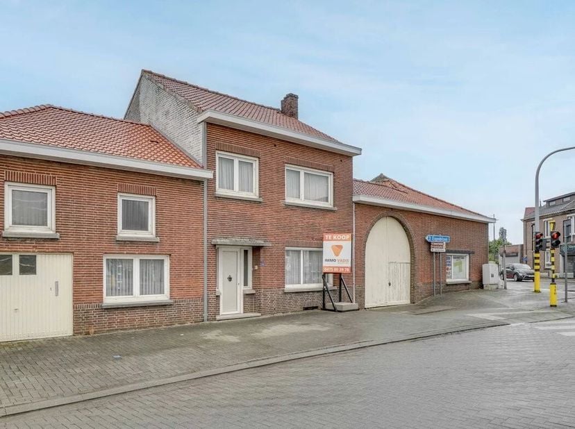 Deze hoeve met gesloten karakter is gelegen in de Mopertingenstraat 1 in Bilzen (Mopertingen) en heeft een straatbreedte van 25,65 meter en een diepte