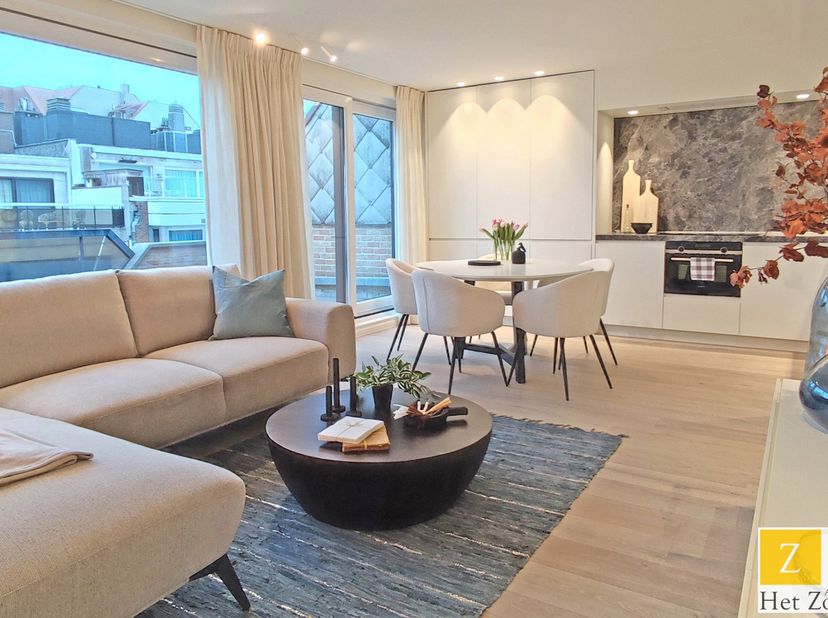 Ce fabuleux penthouse, compl&amp;egrave;tement r&amp;eacute;nov&amp;eacute;, dispose de 2 immenses terrasses ensoleill&amp;eacute;es et offre une vue mer lat&amp;eacute;r