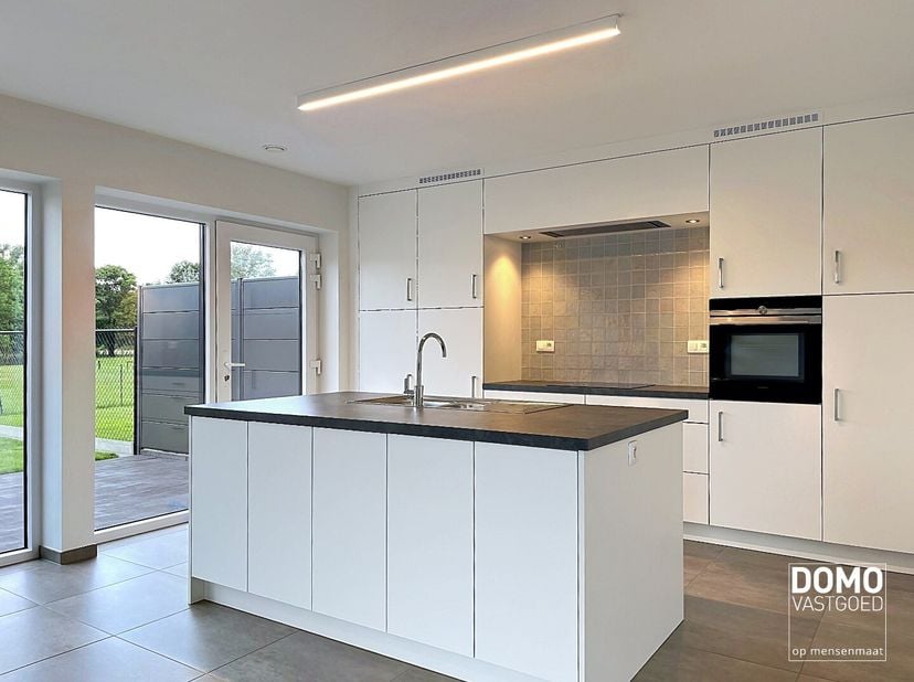 Heeft u interesse? Neem dan een kijkje op onze website www.domovastgoed.be en plan uw bezoek in.<br />
Deze prachtige woning in Lummen biedt alles wat