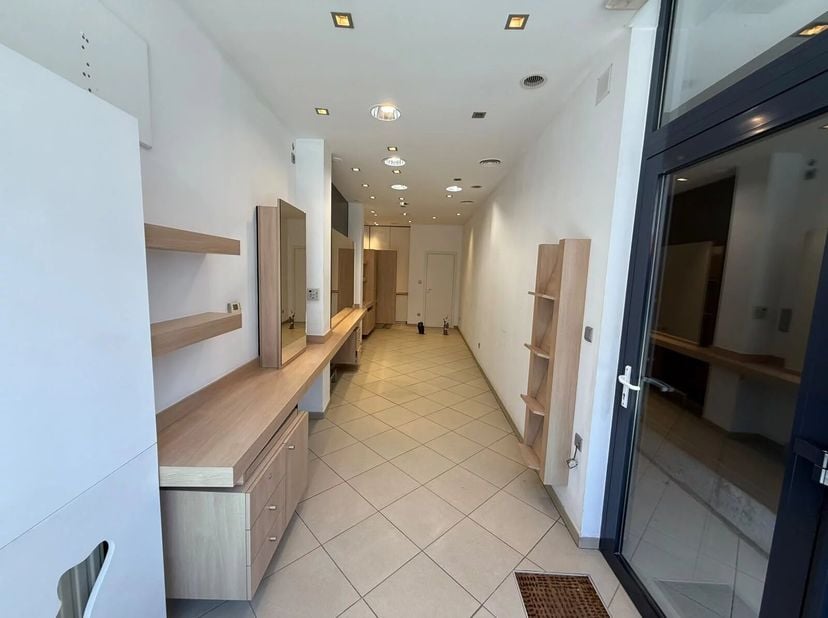 Bien professionnel à louer
                    à 3800 Sint-Truiden