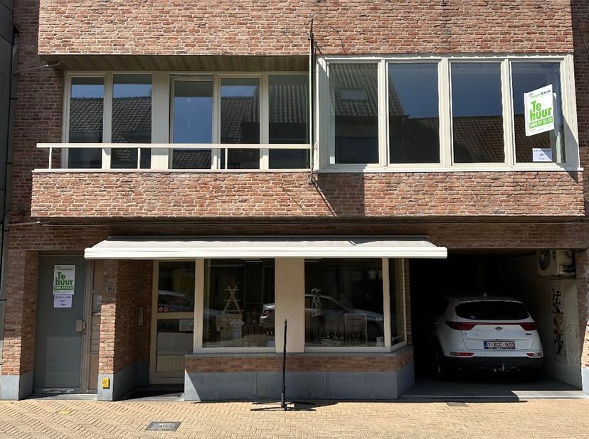 Dit instapklaar appartement is gelegen op de 1ste verdieping van een kleine residentie en bestaat uit: inkomhal met vestiairekast - toilet - grote liv