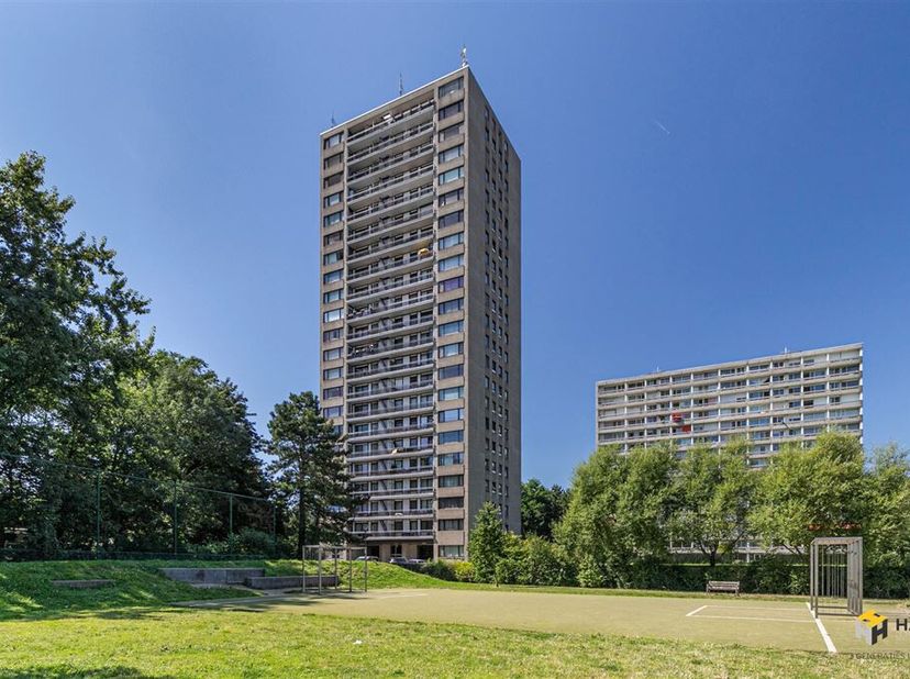 Appartement clé en main (104 m²) avec 3 chambres, parking et terrasse (10 m²) à Deurne.<br />
Au pied de la Bosuilplein, vous trouverez cet immeuble b
