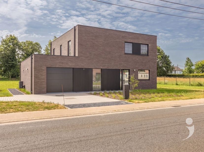 Ruime en energiezuinige nieuwbouwwoning op een perceel van 20 are. Verkoop onder het btw-stelsel.<br />
Deze moderne nieuwbouwwoning combineert een d