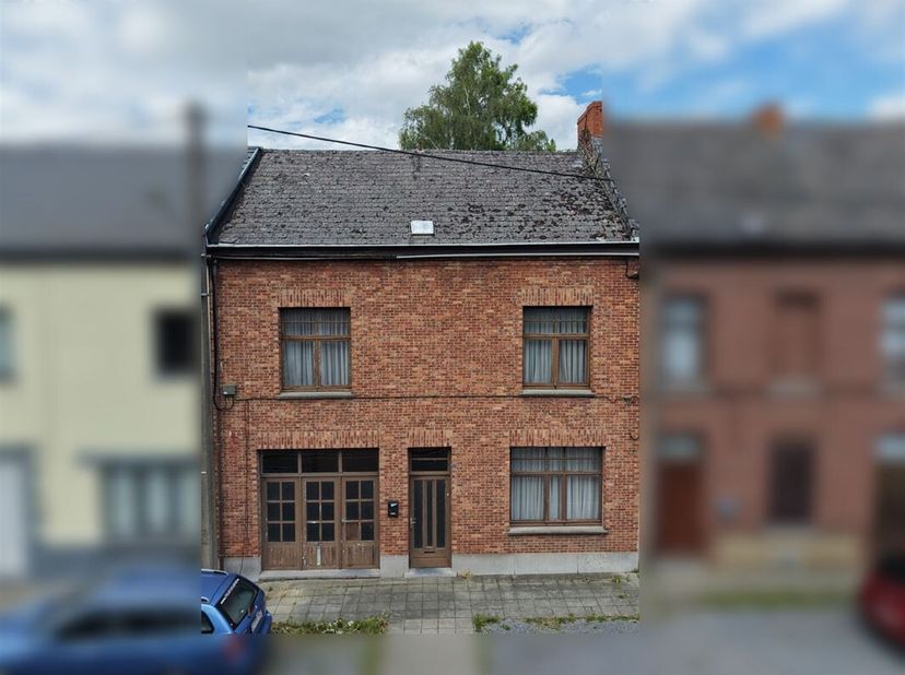 Mooie, te renoveren rijwoning gelegen tegenover het staatsbos van Bon Secours/Péruwelz, op een perceel van 3 are.<br />
Het pand heeft een oppervlakte