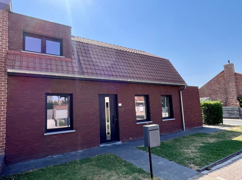 Deze halfopen, instapklare en energiezuinige woning, gelegen in de Ligywijk in Ieper, biedt veel natuurlijke lichtinval en moderne voorzieningen. De w