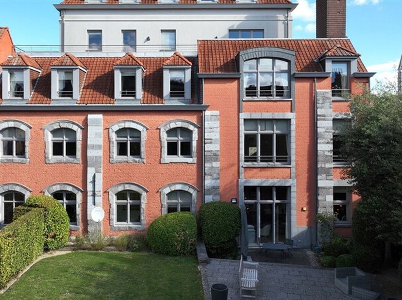 Découvrez un appartement d`exception niché au sein de l`ancien Couvent des Dominicains à Tournai. Idéalement situé, cet immeuble de caractère se trouv