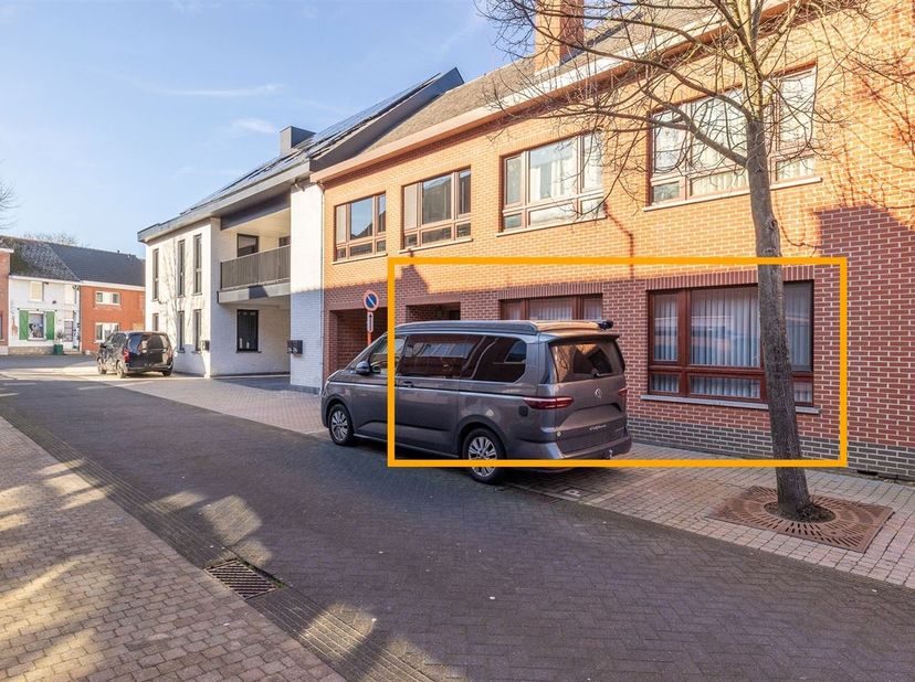 Welkom in het charmante Zichem, één van de mooiste dorpen van het Hageland. Dit ruime gelijkvloerse appartement ligt in de rustige Hondenstraat, op wa